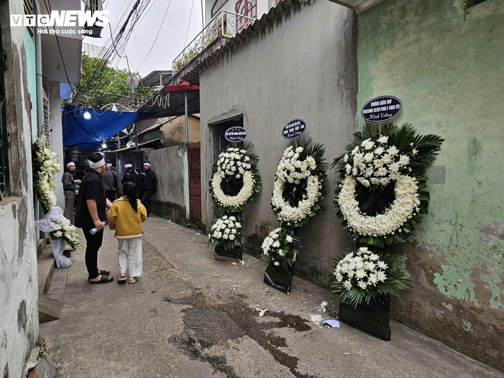 Con ngõ nhỏ phủ kín vòng hoa trắng, dòng người lặng lẽ ra vào tiễn đưa người ra đi trong vụ tai nạn giao thông thương tâm.