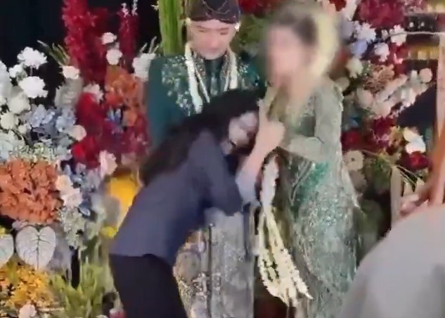 Bạn gái cũ hôn tay chú rể trong đám cưới, cô dâu có phản gây sốc- Ảnh 1.