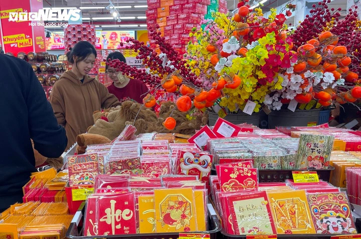 Các siêu thị lớn như GO! Thăng Long, Co.opmart Mega Market hay WinMart tiết lộ đã tăng dự trữ hàng hóa từ 10-30% so với năm ngoái, đồng thời ký hợp đồng “khóa giá” với nhà cung cấp từ sớm.