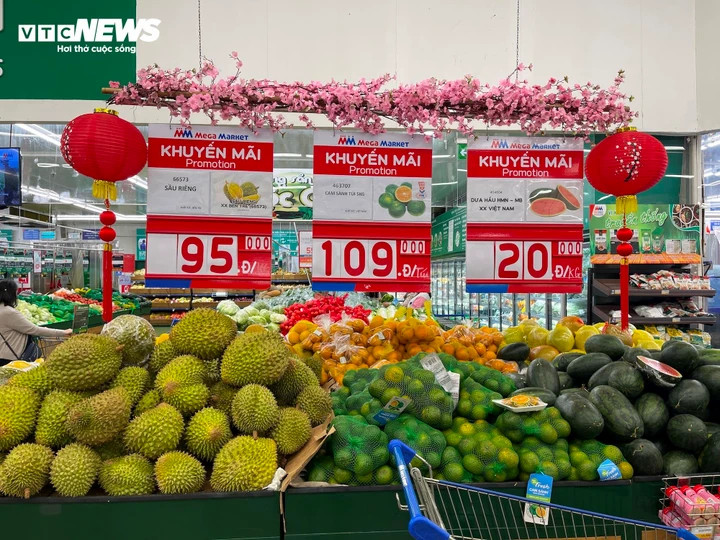 Năm nay, hàng Việt Nam chiếm ưu thế trên thị trường Tết. Những đặc sản vùng miền, sản phẩm OCOP như: trà Shan tuyết, cà phê Buôn Ma Thuột hay nông sản sạch từ các hợp tác xã được ưu tiên trưng bày, chiếm tới 90-95% trong những giỏ quà.