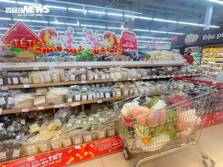 Bên cạnh là quầy mứt Tết cũng rất đa dạng, tất cả đều được đóng gói đẹp mắt, sẵn sàng cho việc biếu tặng. Giá mứt Tết năm nay dao động từ 100.000 - 300.000 đồng/hộp.