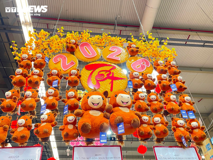 Tại Mega Marke, hình ảnh con Ngựa - linh vật năm Bính Ngọ 2026 - được giăng kín một góc, thu hút sự chú ý của người dân khi đi mua sắm. “Cảm giác Tết đã đến rất gần. Trang trí như thế này cũng là một cách để thúc giục người dân đi sắm Tết sớm, đúng là chiến lược thông minh của doanh nghiệp”, một bà mẹ trẻ chia sẻ.