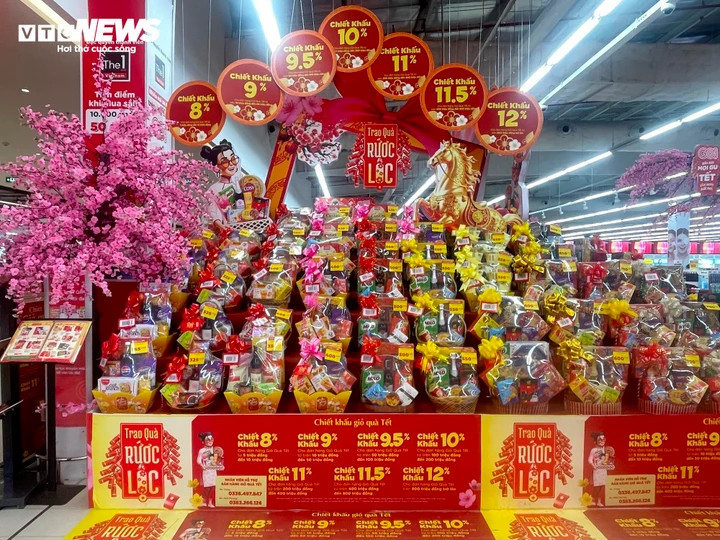 Để tiết kiệm chi phí, người mua cũng có thể tự lựa chọn các món đồ và được nhân viên siêu thị hỗ trợ đóng gói.