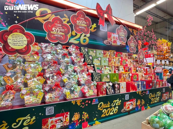 Giỏ quà Tết được trưng bày từ rất sớm, dao động 300.000 - 700.000 đồng/suất.