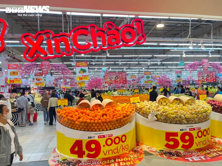 Đại diện nhiều chuỗi siêu thị lớn cho biết đã có kế hoạch bán hàng Tết từ quý IV/2025, tập trung vào nhóm bánh mứt kẹo, đồ khô và đồ uống để đảm bảo nguồn cung ổn định, tránh tình trạng khan hàng, tăng giá đột biến sát Tết. Một số nơi còn tung chương trình khuyến mại nhằm thu hút khách.