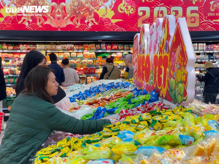 Các loại bánh kẹo Tết bán theo kg có giá từ 80.000 - 200.000 đồng/kg. Loại sản phẩm này rất thu hút khách vì có thể mua ít để tiết kiệm chi phí.