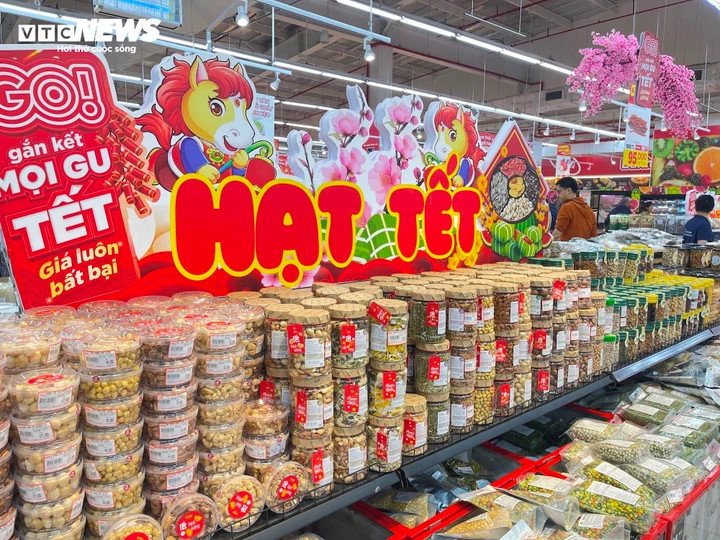 Khu vực bánh kẹo Tết được bố trí nổi bật nhất với đủ loại, mẫu mã. Theo ghi nhận, hàng Việt Nam đang chiếm ưu thế, được nhiều khách lựa chọn.