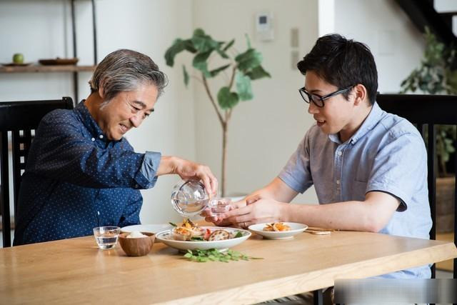 Tuổi già không giao hết tài sản: Một câu nói của con trai khiến tôi lặng người - Ảnh 1.