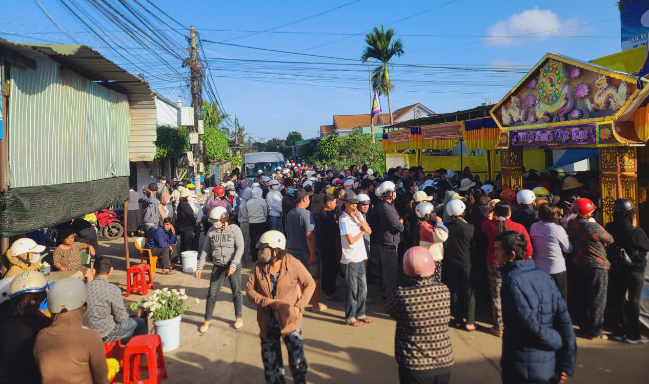 Dòng người tiễn đưa 4 nạn nhân vụ cháy nhà ở Đắk Lắk xót xa và cảm động - Ảnh 3.