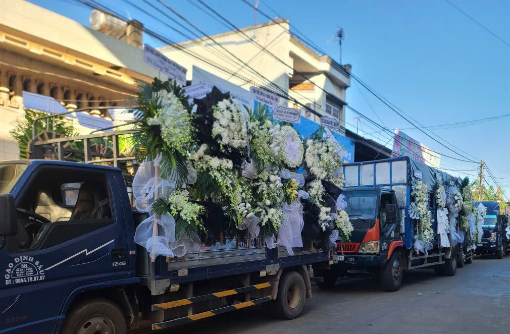 Dòng người tiễn đưa 4 nạn nhân vụ cháy nhà ở Đắk Lắk xót xa và cảm động - Ảnh 4.