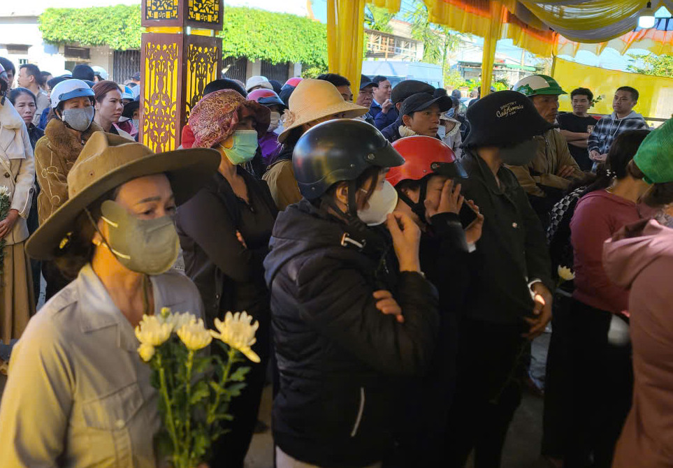 Dòng người tiễn đưa 4 nạn nhân vụ cháy nhà ở Đắk Lắk xót xa và cảm động - Ảnh 2.