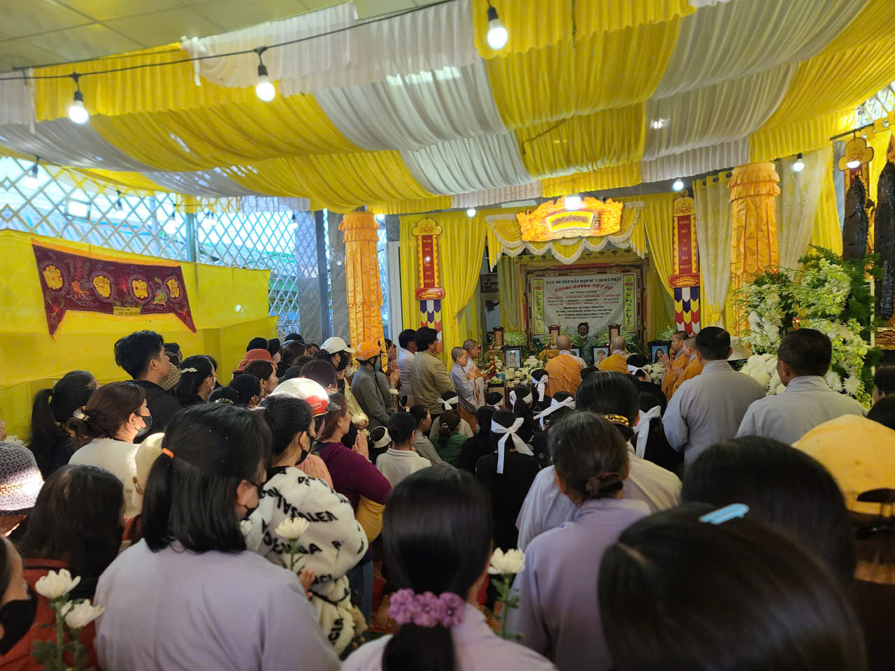 Dòng người tiễn đưa 4 nạn nhân vụ cháy nhà ở Đắk Lắk xót xa và cảm động - Ảnh 1.