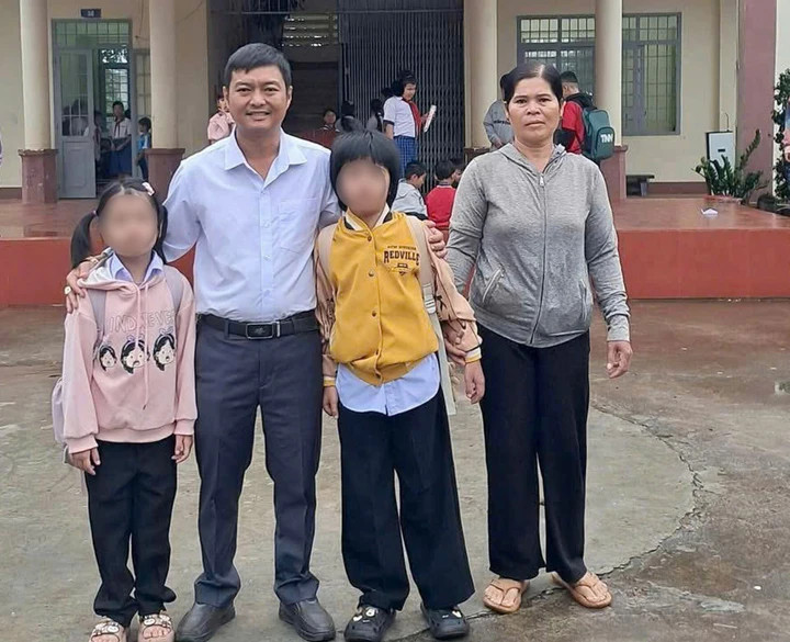 Hai bé gái đã được đến trường.