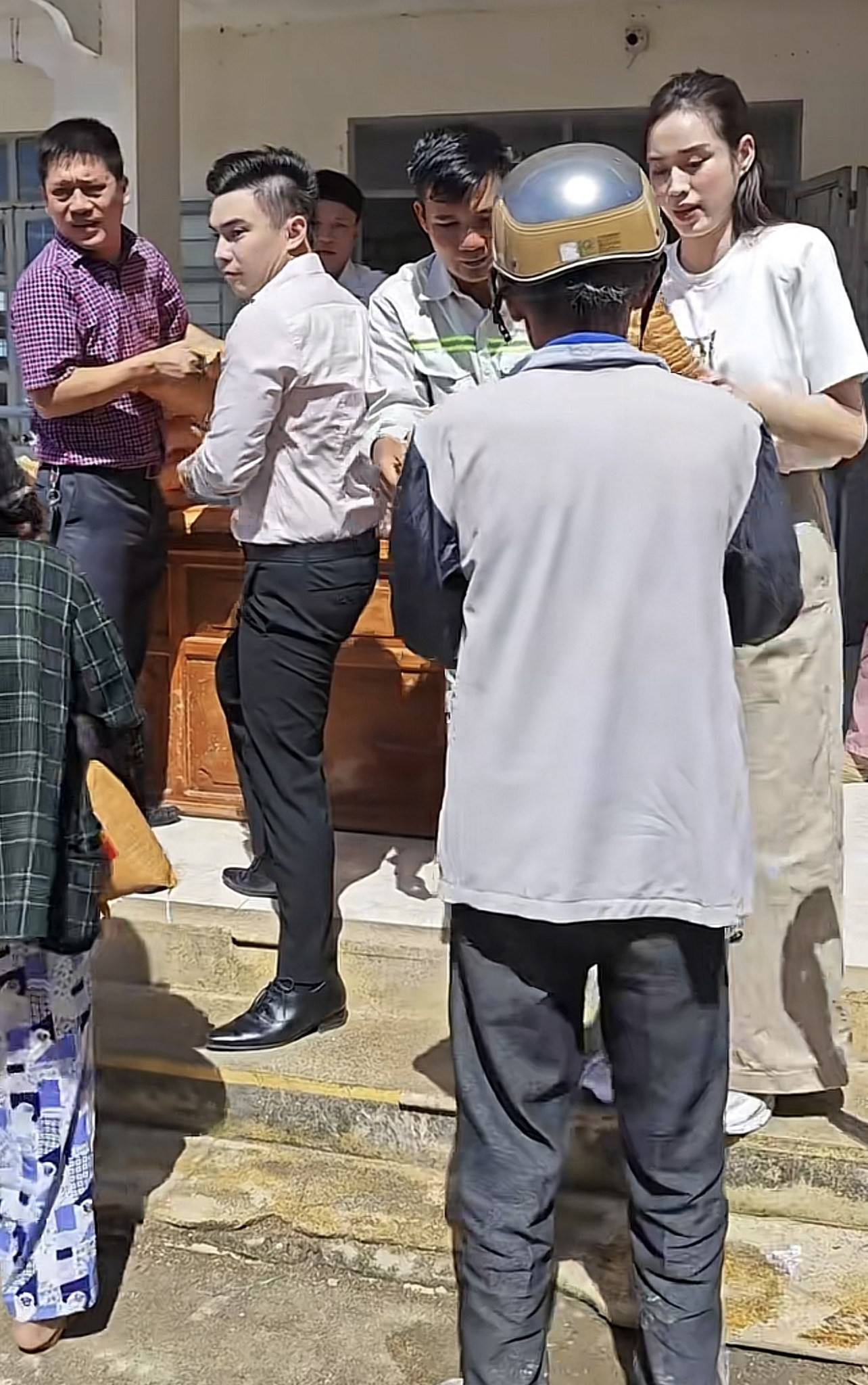 Thiếu gia Viết Vương lộ diện sau đám cưới với Đỗ Thị Hà chi tiền lớn ủng hộ bà con vùng lũ