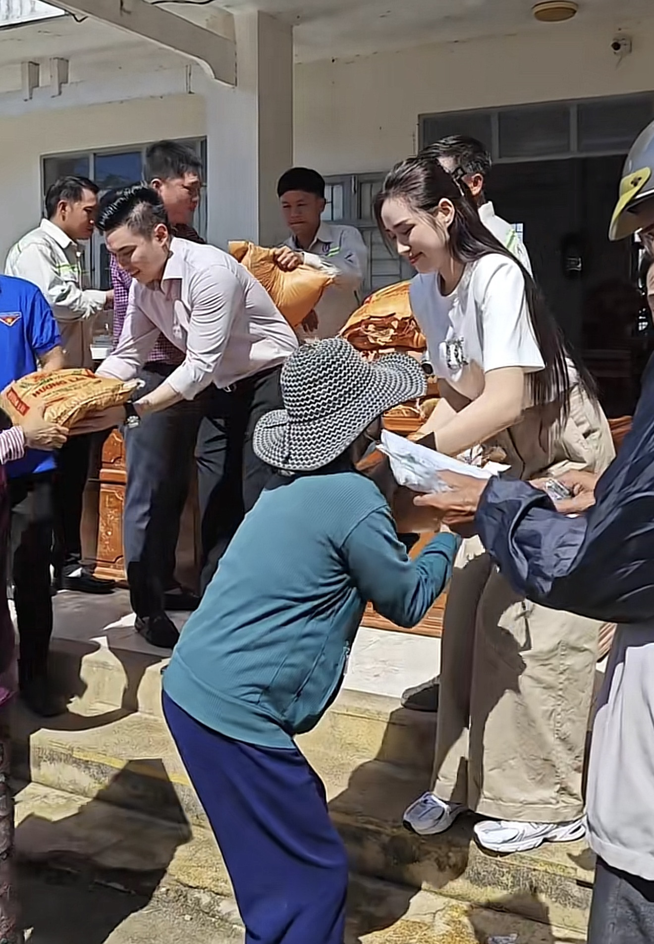 Thiếu gia Viết Vương lộ diện sau đám cưới với Đỗ Thị Hà chi tiền lớn ủng hộ bà con vùng lũ