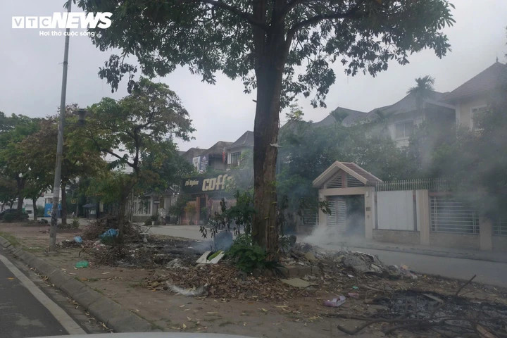 Nhiều điểm đốt rác tự phát kéo dài từ chiều tới sáng hôm sau, đe dọa tới an toàn sức khỏe của người dân khu vực.