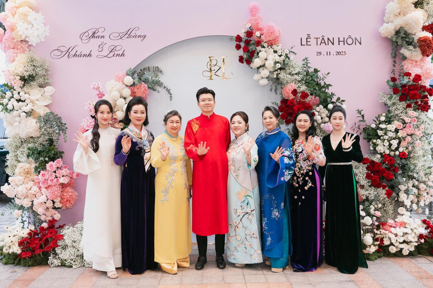 Mẹ vợ quyền lực của Phan Thành hiếm khi lộ diện trong đám cưới của Phan Hoàng