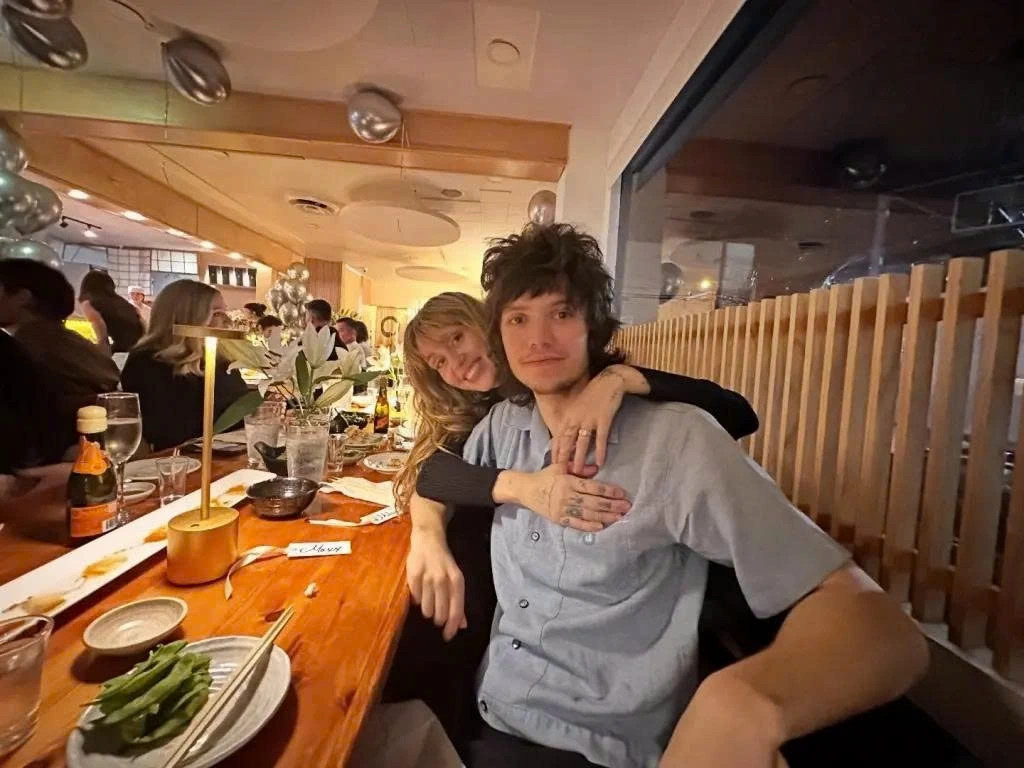 miley cyrus va maxx morando dinh hon sau 4 nam hen ho hinh anh 3