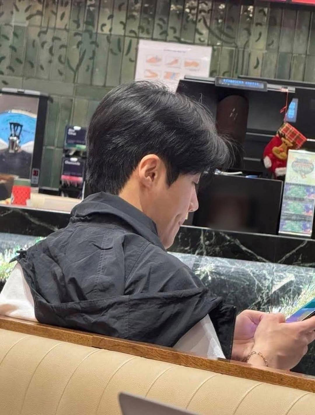 Mỹ nam Hàn đến Hà Nội chạy bộ mua iPhone 17 là ai