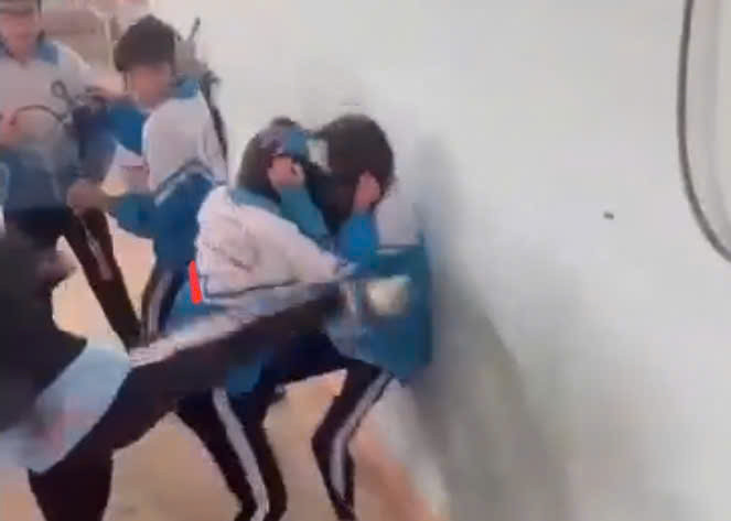 Nữ sinh lớp 7 bị đánh hội đồng cần được hỗ trợ tâm lý để trở lại lớp học - Ảnh 2.