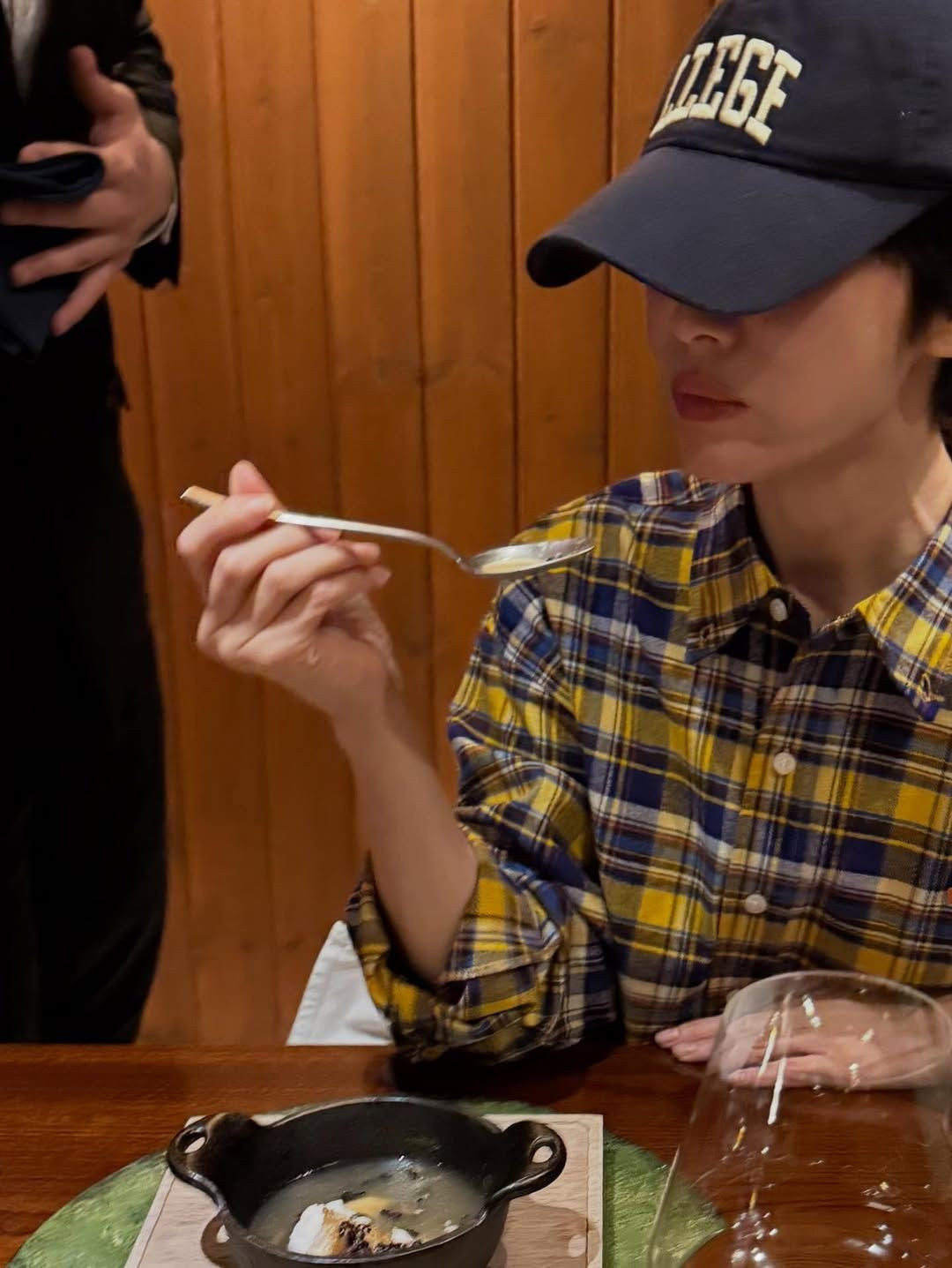 Không nhận ra Song Hye Kyo với phong cách tóc ngắn tomboy cá tính