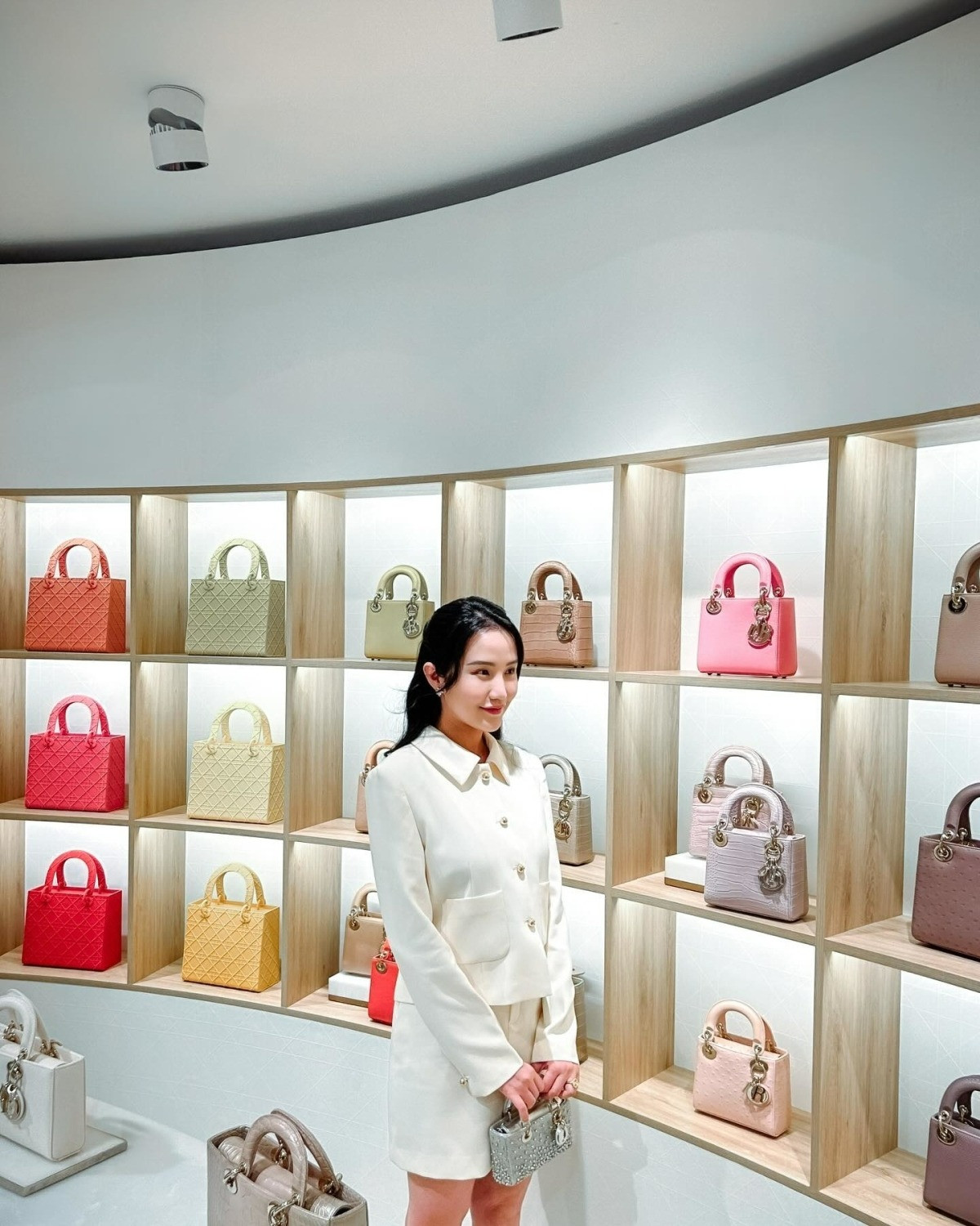 Vợ thiếu gia Phan Thành dự đám cưới em chồng với diện copy Mao Hiểu Đồng