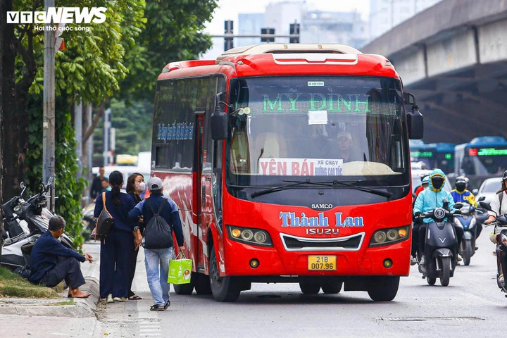 Các tuyến đường quanh bến xe như Phạm Hùng, Vành đai 3 vốn là “điểm nóng” giao thông mỗi dịp lễ, Tết. Thời gian này, Tổ công tác thuộc Đội CSGT số 6 (Công an TP Hà Nội) đang tăng cường kiểm tra, xử lý. “Chúng tôi dự báo dịp Tết Dương lịch năm nay, lượng người về quê sẽ tăng cao do kỳ nghỉ kéo dài 4 ngày. Vì vậy, tổ công tác bám sát chỉ đạo, linh hoạt xử lý, vừa bảo đảm đúng quy định pháp luật, vừa giữ an toàn giao thông. Ngoài xử phạt trực tiếp, lực lượng chức năng còn áp dụng hình thức phạt nguội theo quy định”, đại diện Đội CSGT số 6 cho biết.