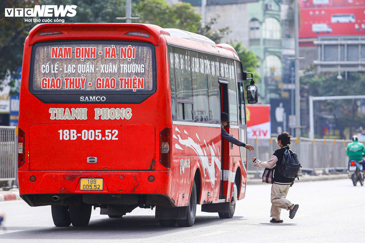 Bất chấp 'mắt thần' AI, xe khách vẫn ngang nhiên dừng đón trả khách giữa đường - 7