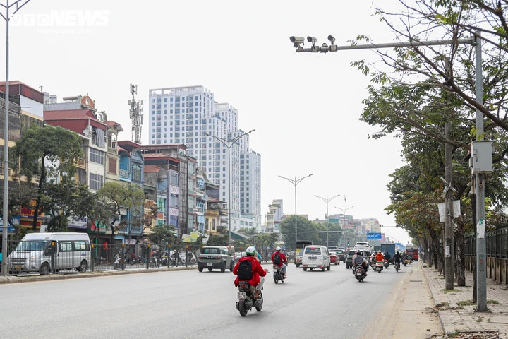 Thời gian qua, Hà Nội lắp 1.873 hệ thống camera AI phục vụ xử lý vi phạm và điều hành giao thông tự động. Nhờ đó, trật tự giao thông chuyển biến tích cực, ý thức chấp hành của người dân được nâng lên, song vẫn còn một số trường hợp vi phạm xảy ra ngay dưới sự giám sát của “mắt thần” AI.