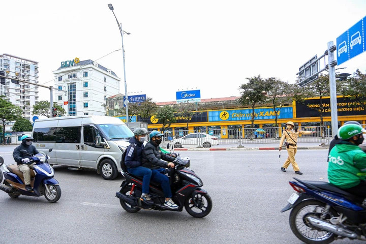Trong dịp cao điểm cuối năm, tại các khu vực gần bến xe khách, các tổ công tác thuộc Đội CSGT số 14 (Công an TP Hà Nội) ra quân, xử lý nhiều trường hợp xe chở khách vi phạm.