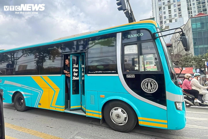 Một xe khách chạy chạy “rùa bò” giữa đường, phụ xe thậm chí mở cửa, thò đầu ra ngoài để mời chào hành khách.