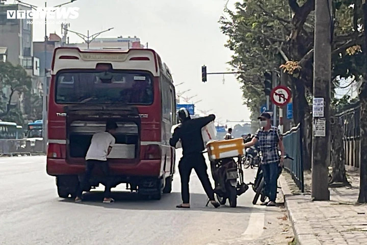 Bất chấp 'mắt thần' AI, xe khách vẫn ngang nhiên dừng đón trả khách giữa đường - 5