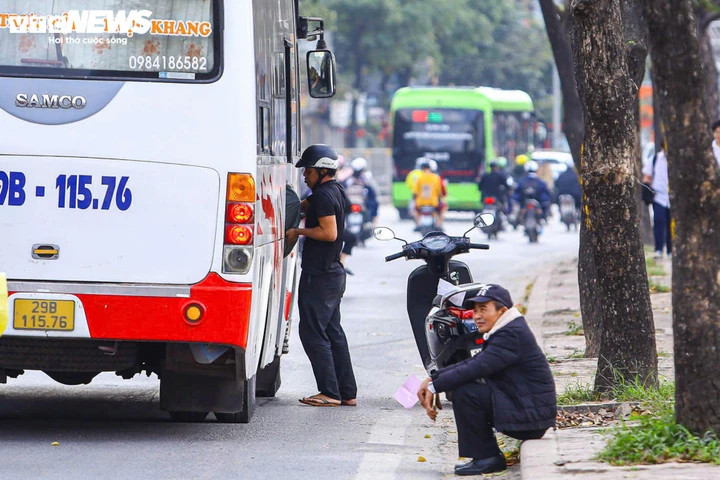 Bất chấp 'mắt thần' AI, xe khách vẫn ngang nhiên dừng đón trả khách giữa đường - 6