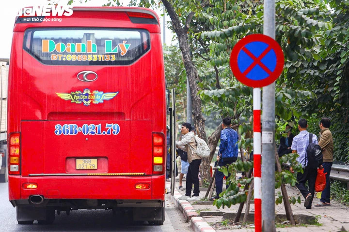 Tại đường Đỗ Mười (hướng Ngọc Hồi – Đỗ Mười), gần bến xe Nước Ngầm, một xe khách vẫn ngang nhiên dừng đón, trả khách ngay dưới biển cấm.