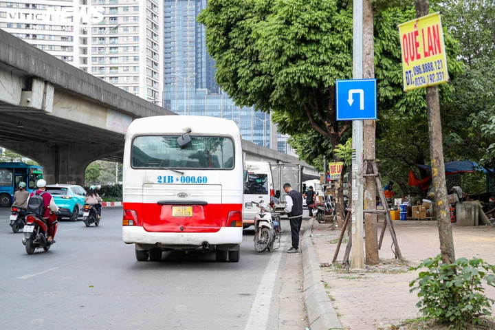 Qua ghi nhận, nhiều quán trà đá dọc đường Phạm Hùng bị lợi dụng làm nơi tập kết, trung chuyển hàng hóa gửi xe khách, khiến phương tiện thường xuyên dừng, đỗ trái phép.