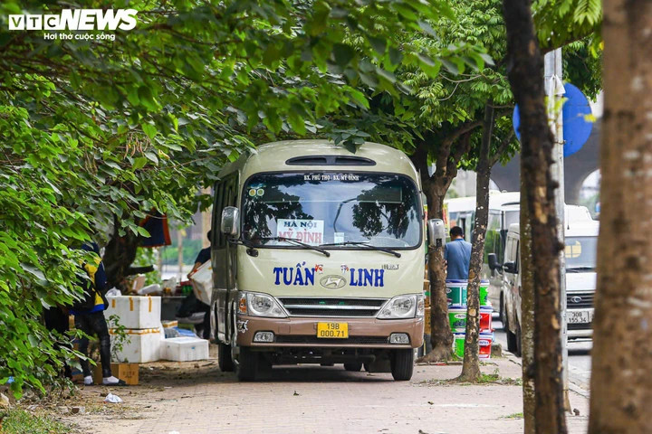 Thậm chí có xe khách còn đỗ lên vỉa hè để bốc dỡ hàng hóa.