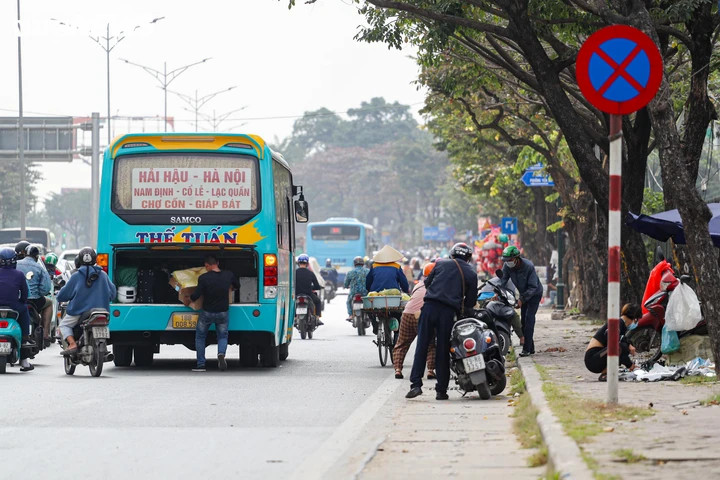 Bất chấp 'mắt thần' AI, xe khách vẫn ngang nhiên dừng đón trả khách giữa đường - 4