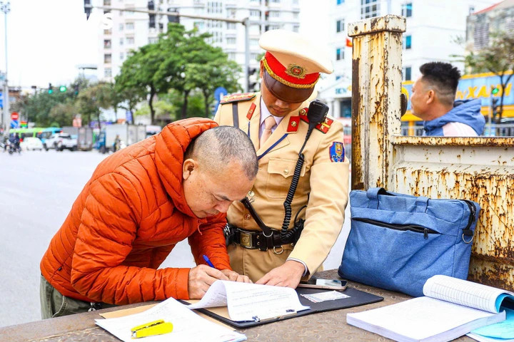 Bất chấp 'mắt thần' AI, xe khách vẫn ngang nhiên dừng đón trả khách giữa đường - 12