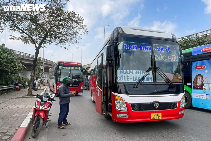 Hàng dài xe khách dừng, đỗ sai quy định, lấn chiếm lòng đường.