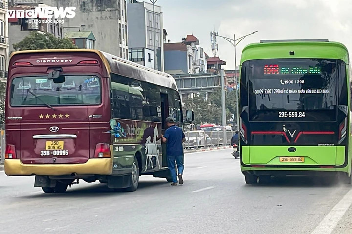 Bất chấp 'mắt thần' AI, xe khách vẫn ngang nhiên dừng đón trả khách giữa đường - 8