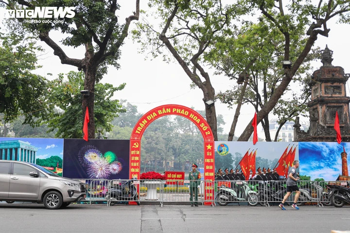 Để chuẩn bị cho màn trình diễn pháo hoa chào đón thời khắc chuyển giao sang năm mới 2026, sáng nay (30/12), lực lượng chức năng đồng loạt có mặt tại các địa điểm để triển khai lắp đặt theo kế hoạch.