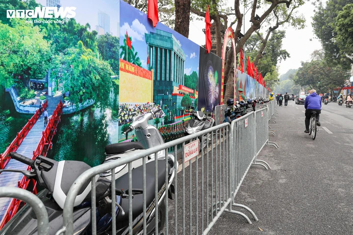 Hàng rào bảo vệ được thiết lập, lực lượng chức năng túc trực làm nhiệm vụ, đồng thời kiểm tra hệ thống kỹ thuật, phương tiện phòng cháy, chữa cháy và các phương án bảo đảm an ninh, trật tự khu vực.