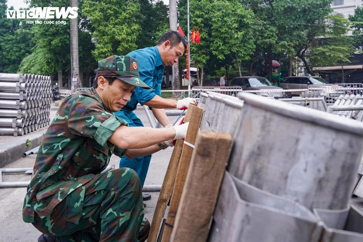 Các ống phóng được điều chỉnh vị trí, góc bắn phù hợp, bảo đảm đúng phương án kỹ thuật và các yêu cầu an toàn.