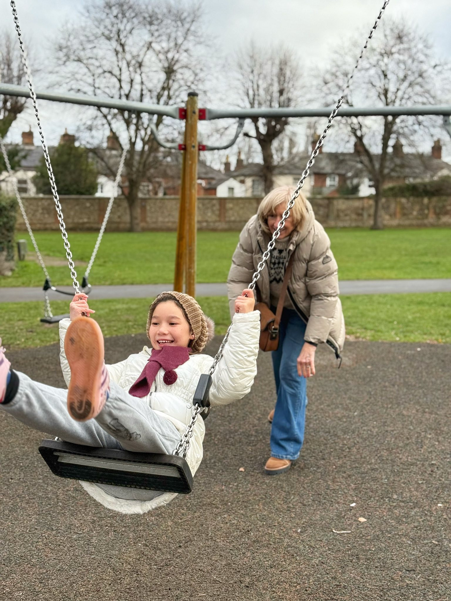 Mẹ chồng siêu mẫu Hà Anh trẻ đẹp và tâm lý với con dâu - Ảnh 4.