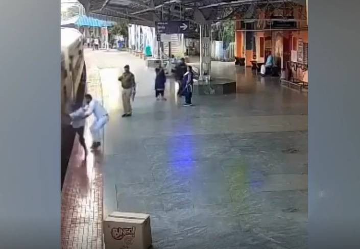 Nhân viên nhà ga nhanh trí cứu hành khách suýt bị tàu cán trúng - Ảnh 1.