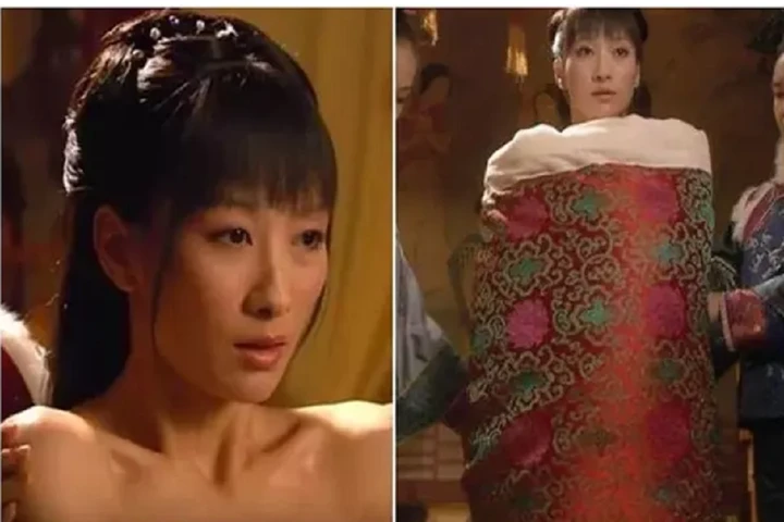 Các phi tần được quấn trong chăn và được thái giám đưa tới giường rồng của hoàng đế.