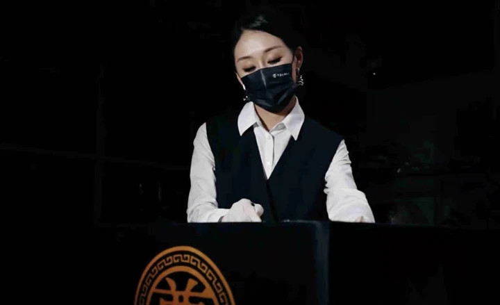 Pan cẩn thận chuẩn bị đồ trang điểm mà cô sẽ thoa lên người đã khuất. (Ảnh: Douyin)