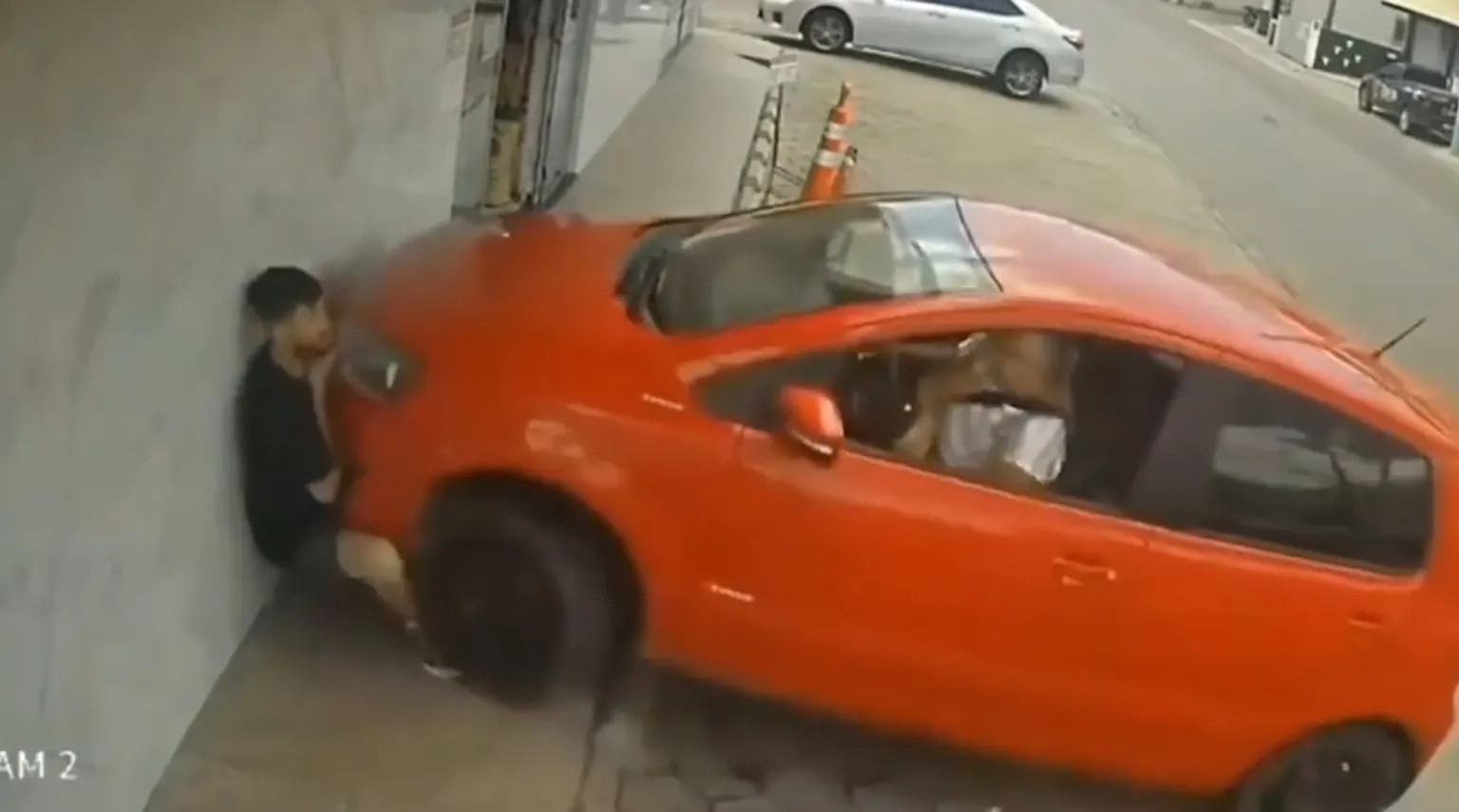 Đạp nhầm chân ga, nữ tài xế đâm trúng người đàn ông - Ảnh 1.