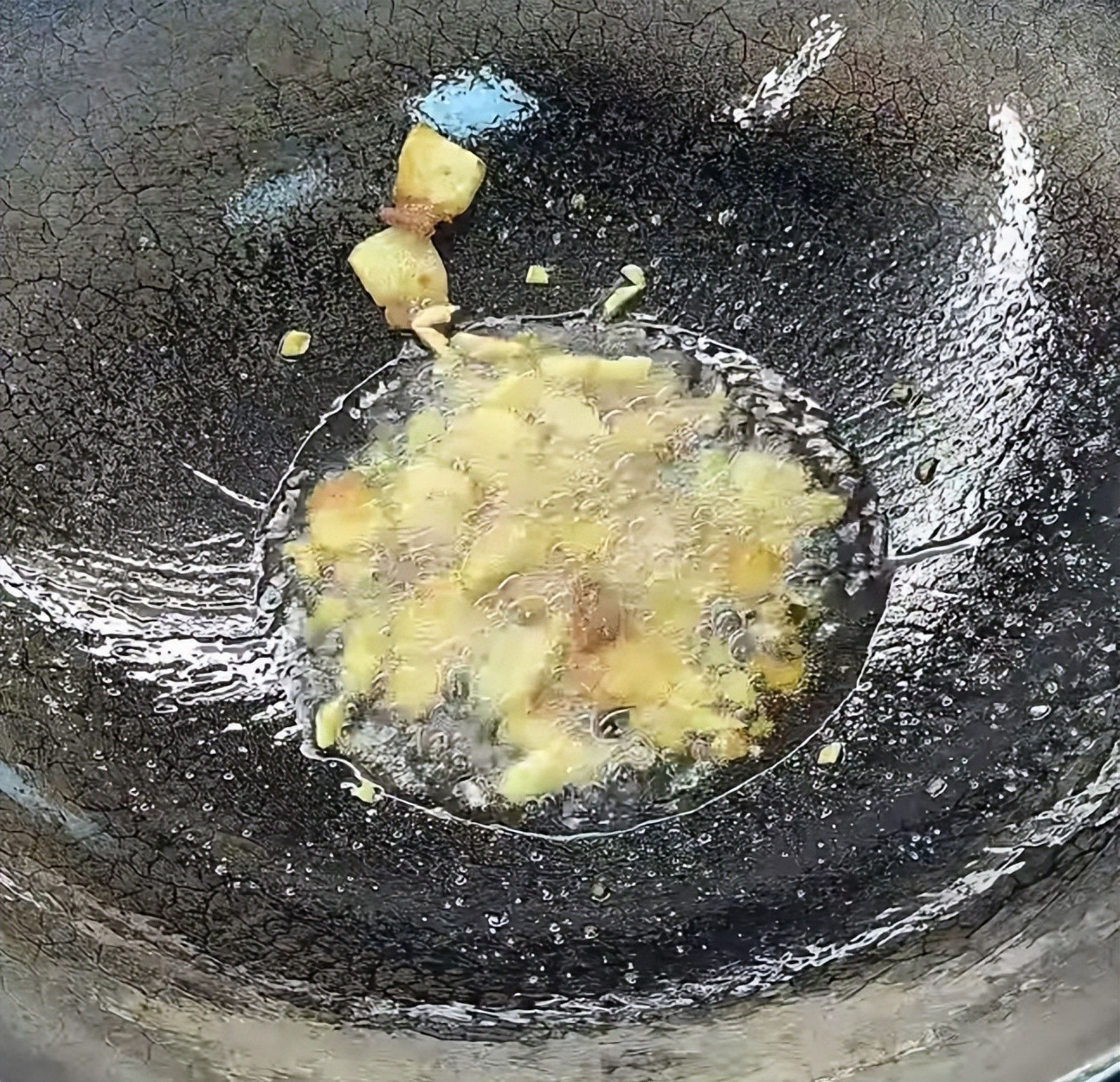 Loại rau xưa nay chỉ tuốt lá nấu canh, nhưng làm theo cách này lại cực ngon, giòn vô cùng và ai ăn cũng bất ngờ- Ảnh 4.