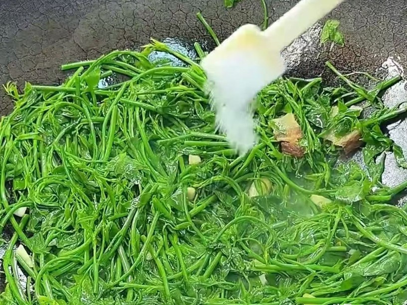 Loại rau xưa nay chỉ tuốt lá nấu canh, nhưng làm theo cách này lại cực ngon, giòn vô cùng và ai ăn cũng bất ngờ- Ảnh 7.